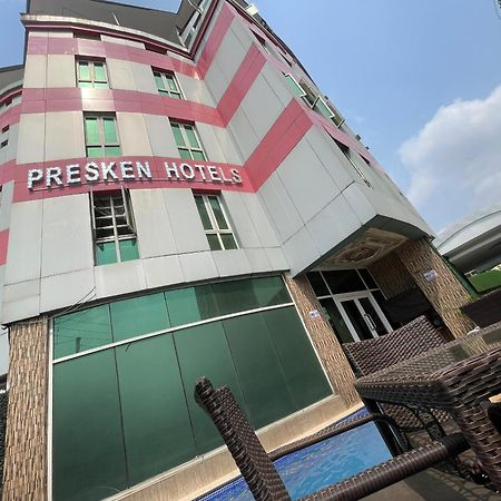 Presken Hotel At International Airport Road Ikeja Esterno foto