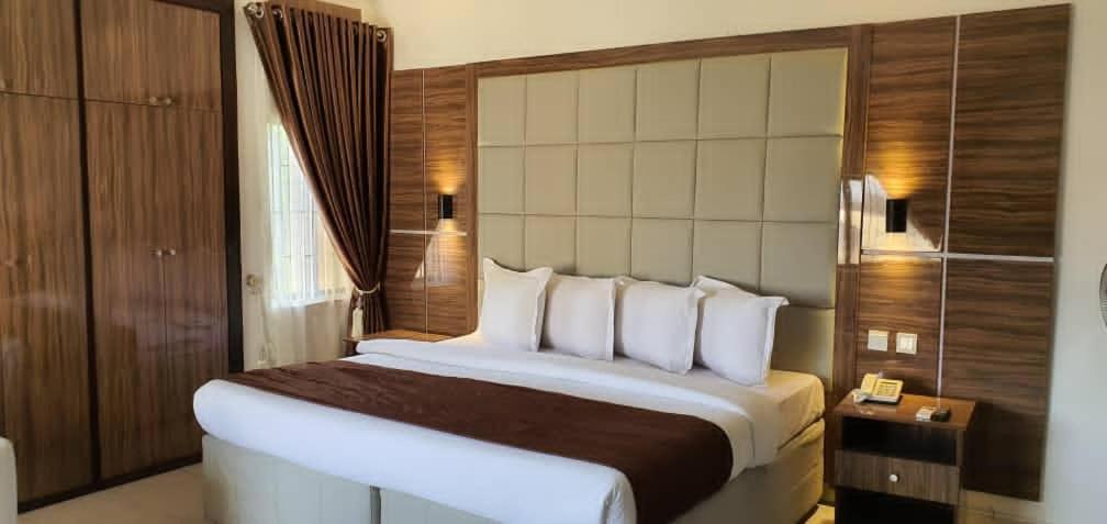 Presken Hotel At International Airport Road Ikeja Esterno foto