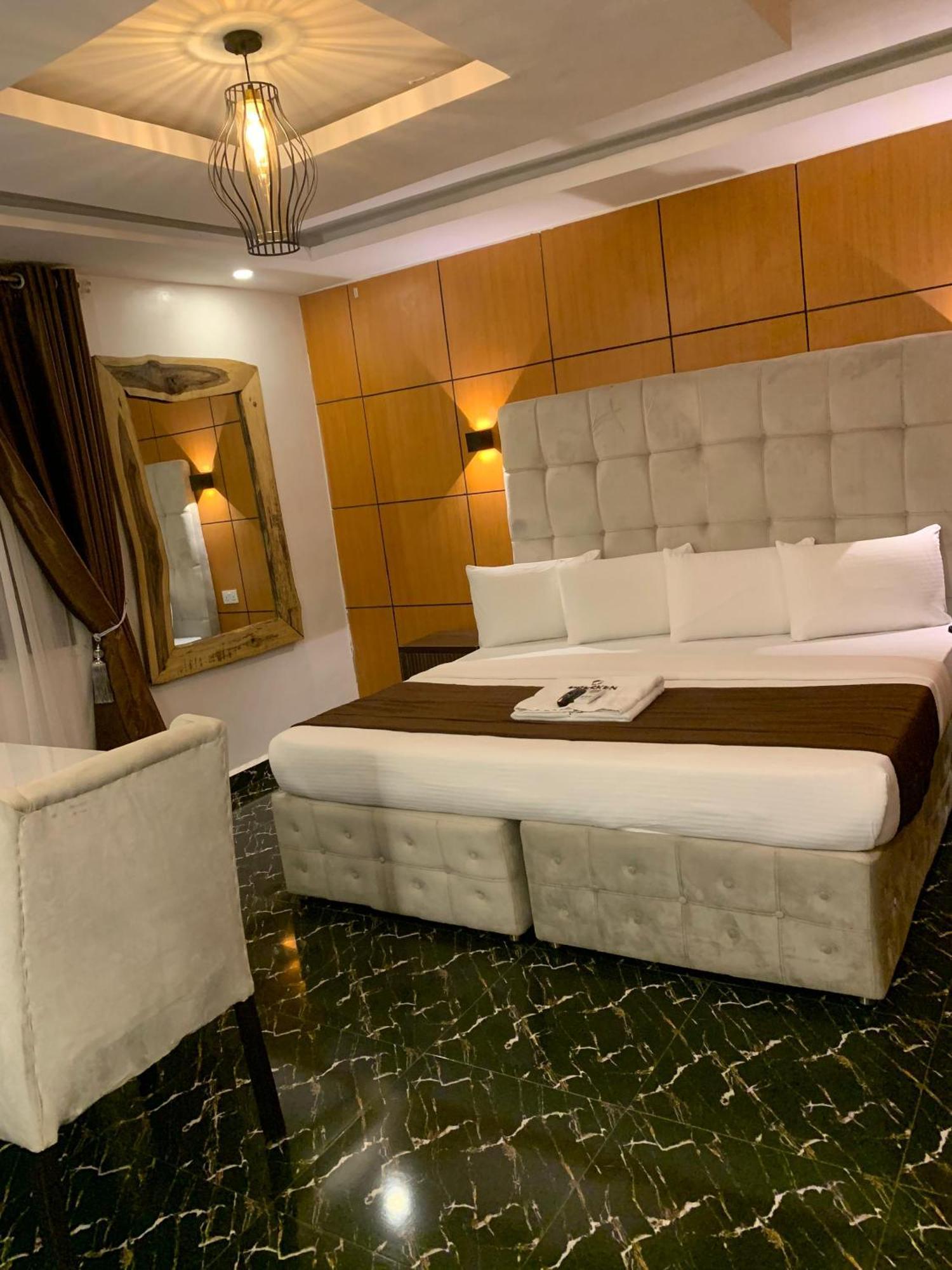 Presken Hotel At International Airport Road Ikeja Esterno foto