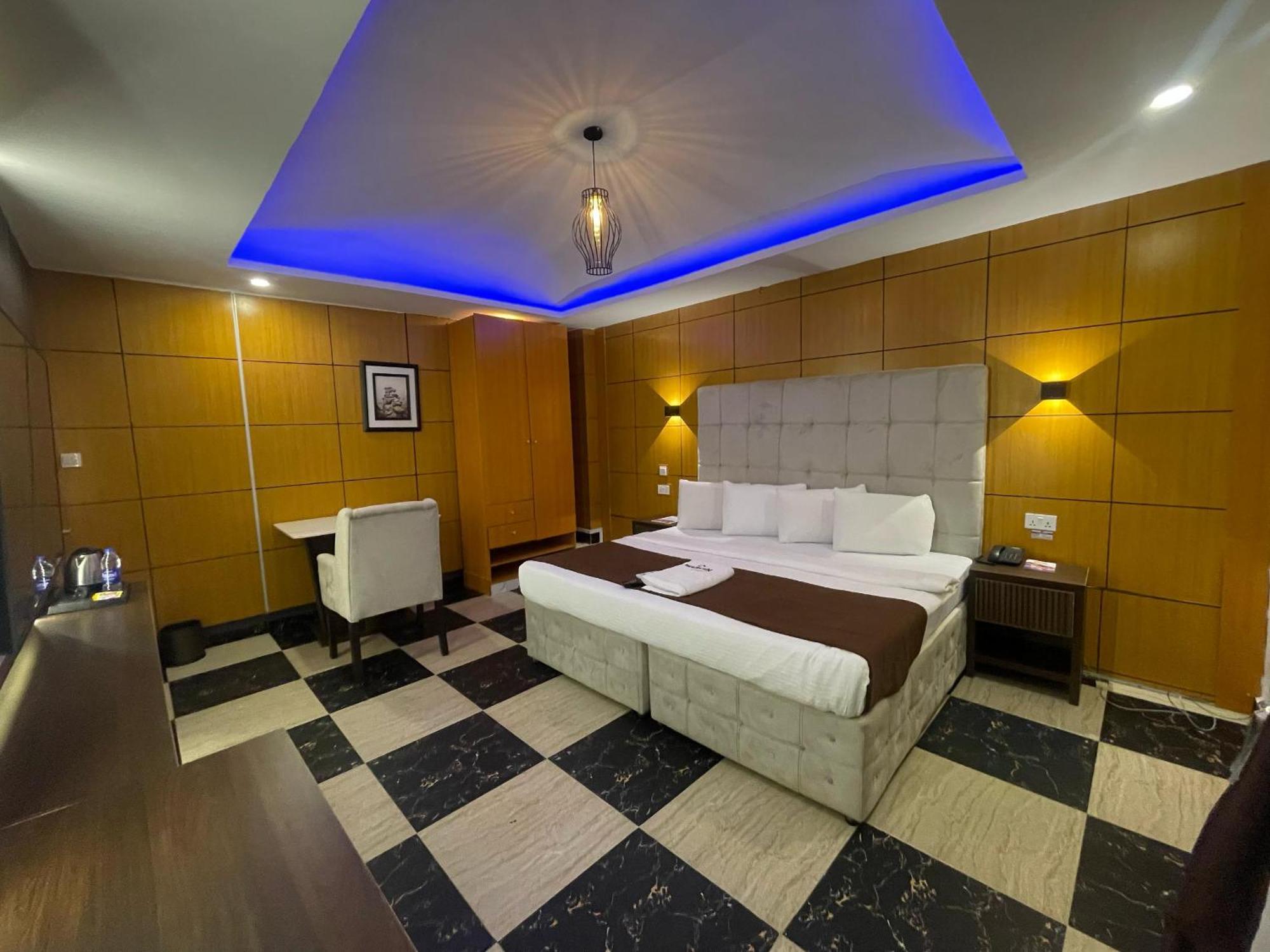 Presken Hotel At International Airport Road Ikeja Esterno foto