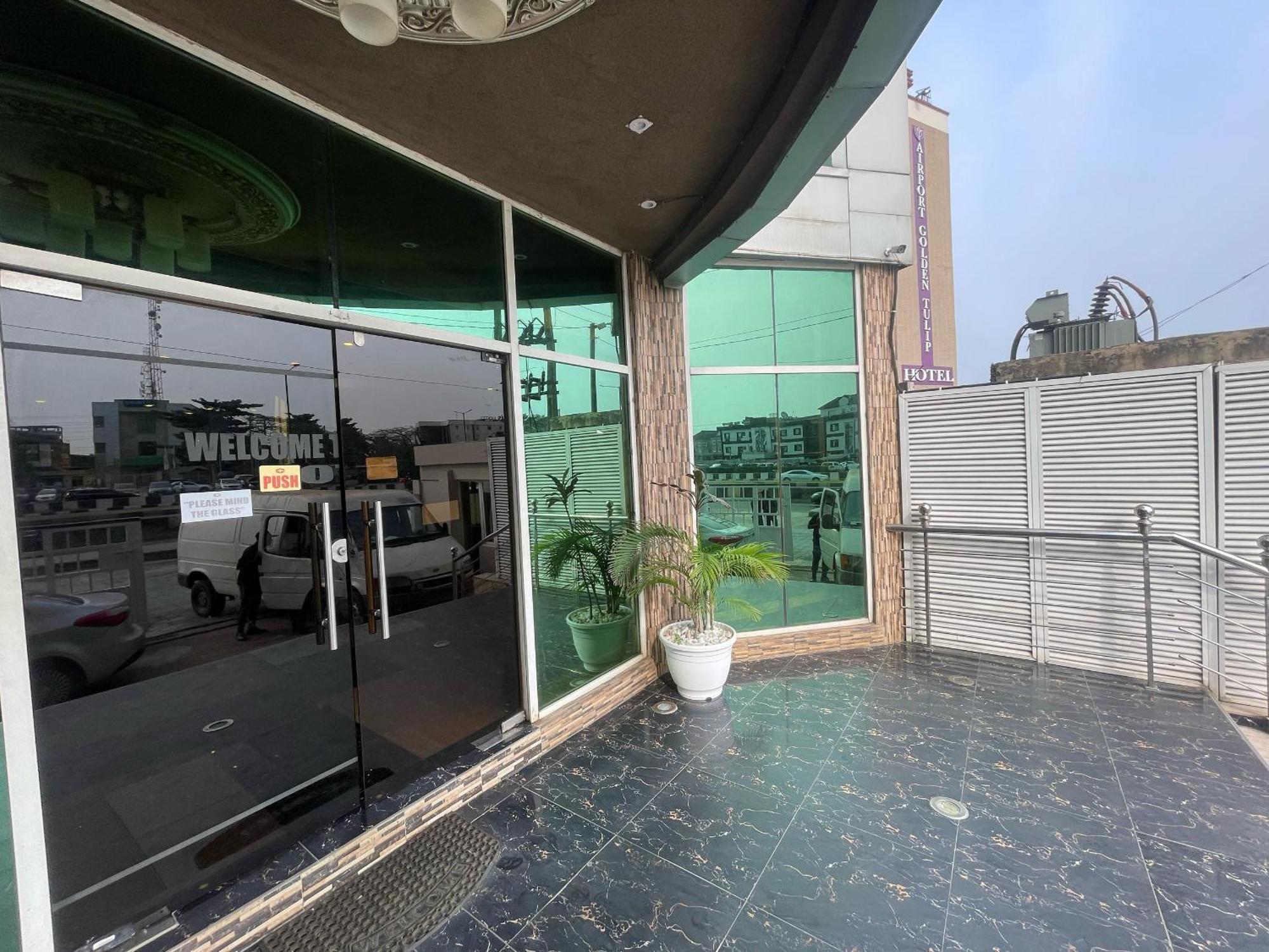 Presken Hotel At International Airport Road Ikeja Esterno foto
