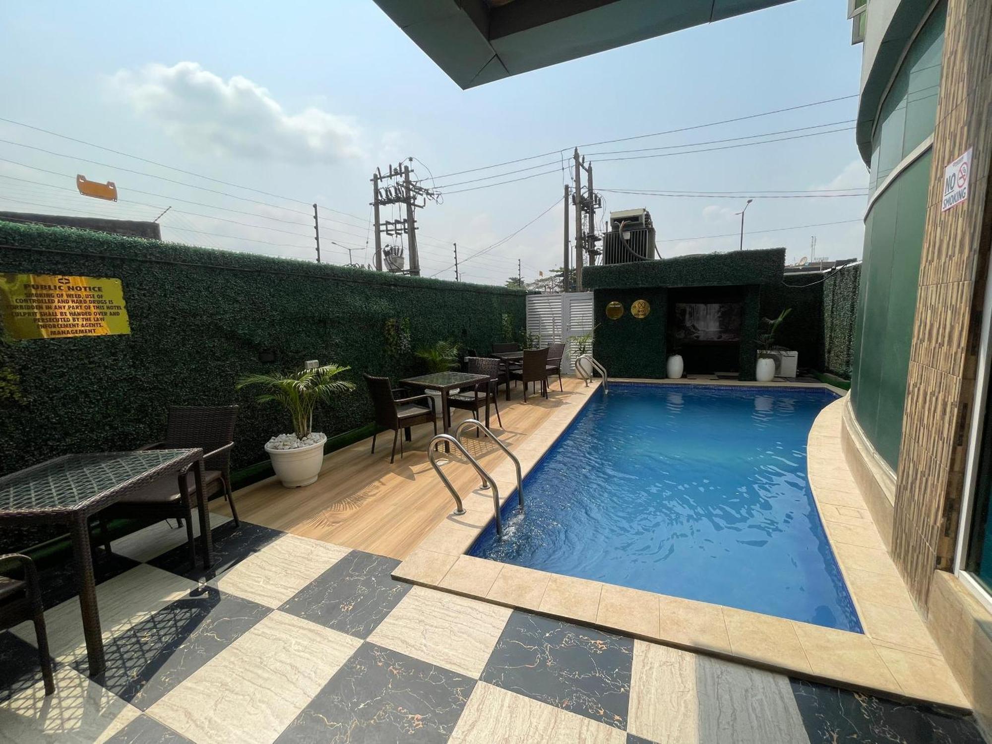 Presken Hotel At International Airport Road Ikeja Esterno foto