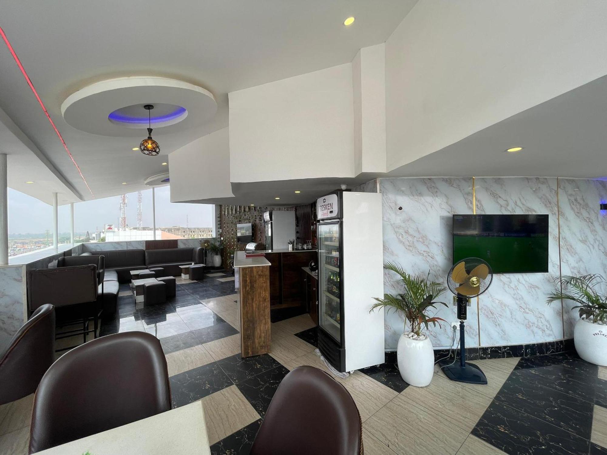 Presken Hotel At International Airport Road Ikeja Esterno foto