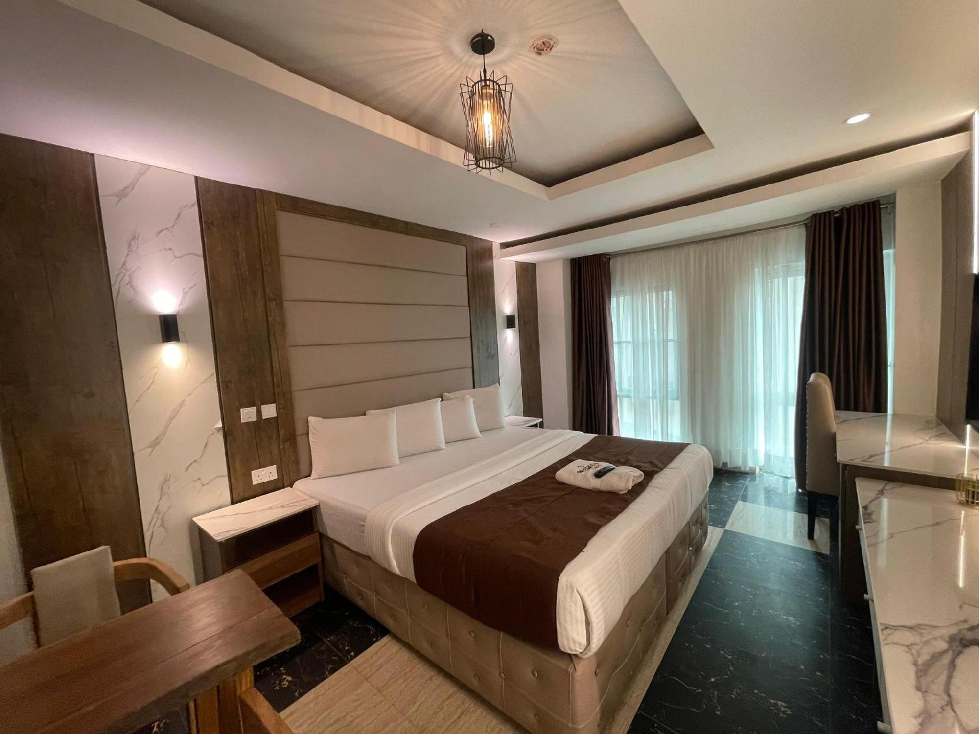 Presken Hotel At International Airport Road Ikeja Esterno foto