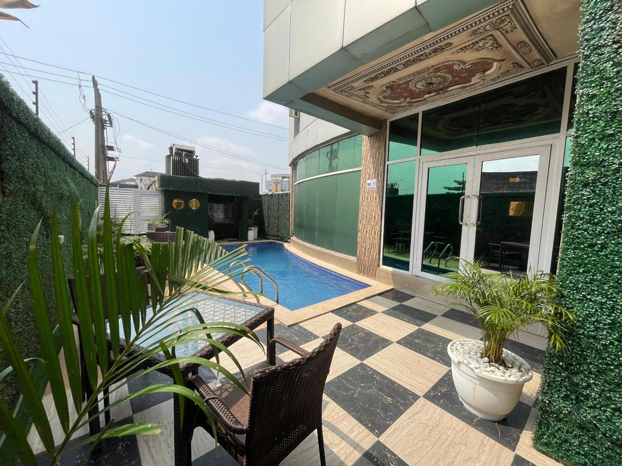 Presken Hotel At International Airport Road Ikeja Esterno foto