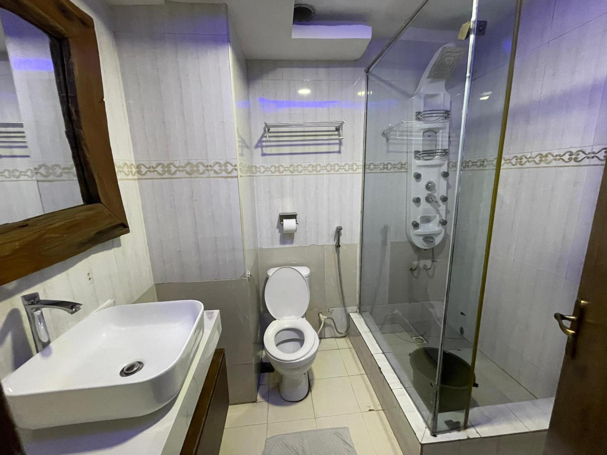 Presken Hotel At International Airport Road Ikeja Esterno foto