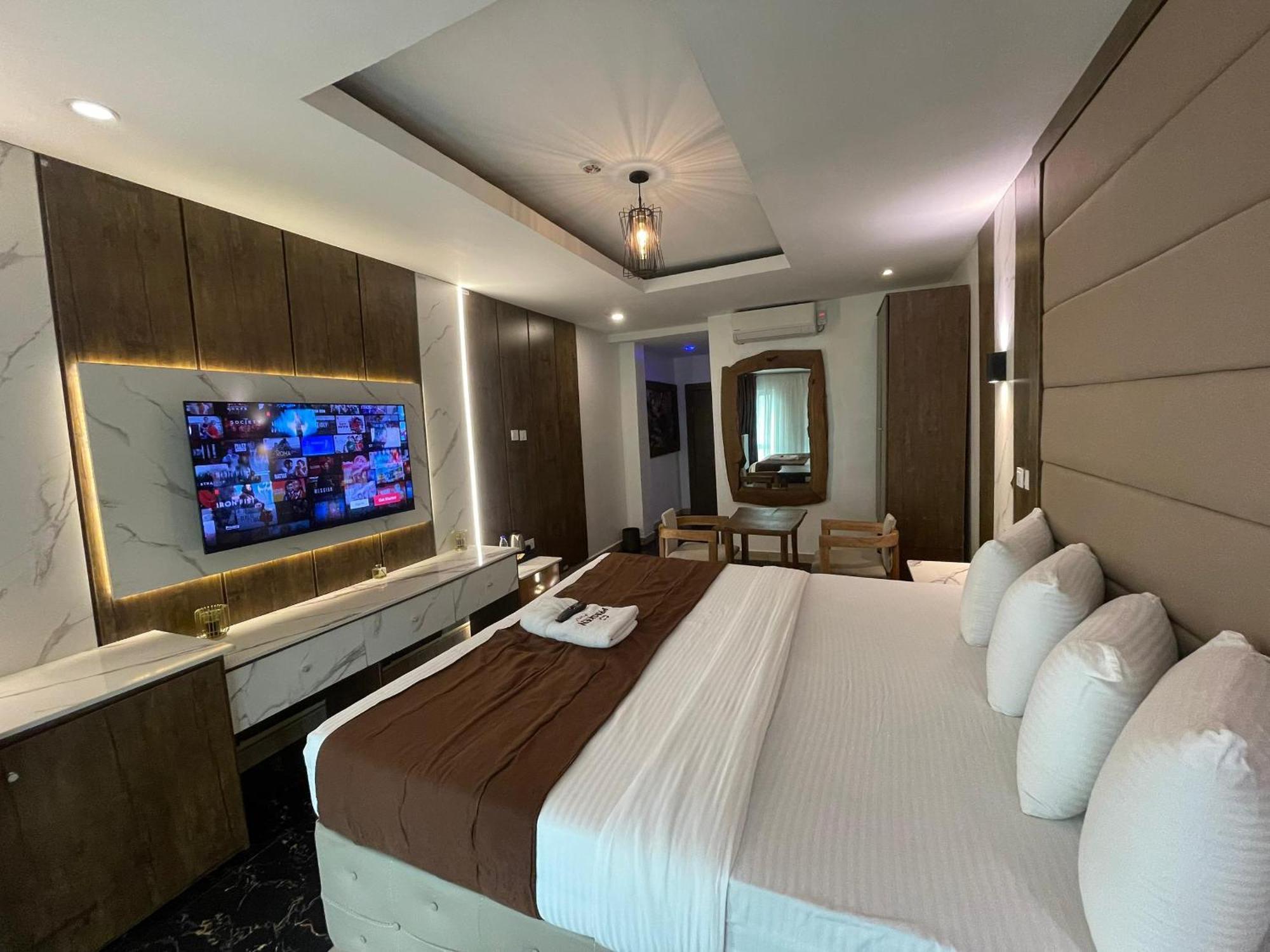 Presken Hotel At International Airport Road Ikeja Esterno foto