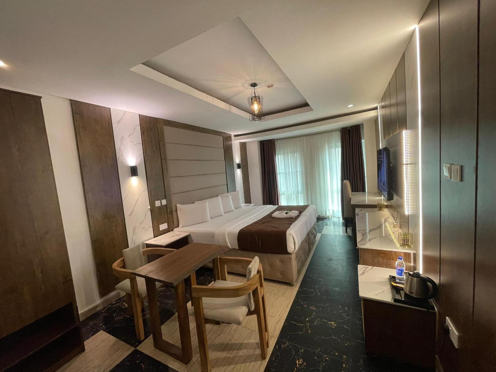Presken Hotel At International Airport Road Ikeja Esterno foto