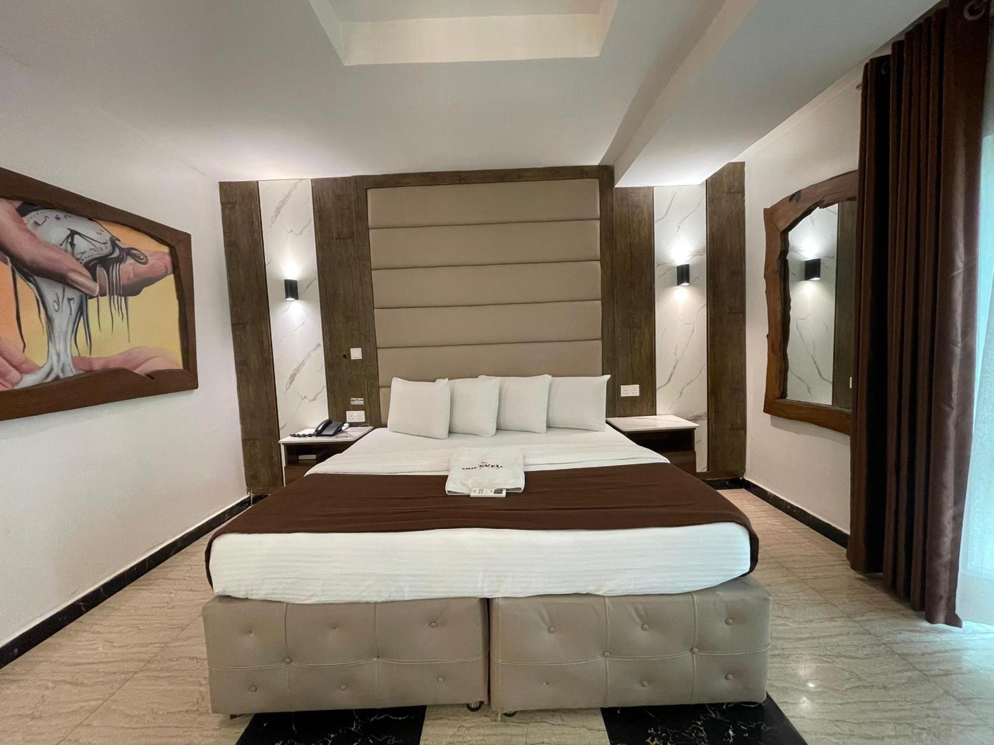 Presken Hotel At International Airport Road Ikeja Esterno foto