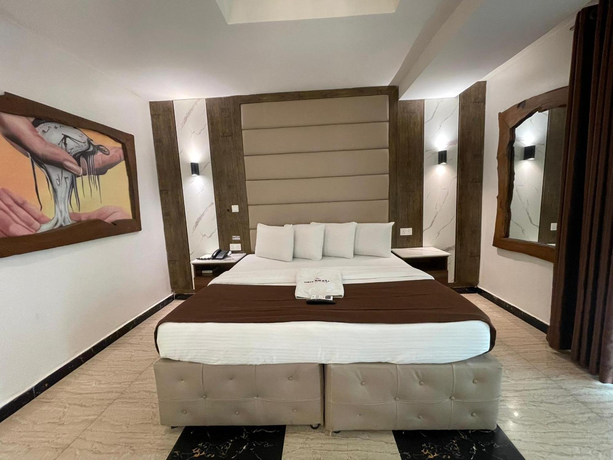 Presken Hotel At International Airport Road Ikeja Esterno foto