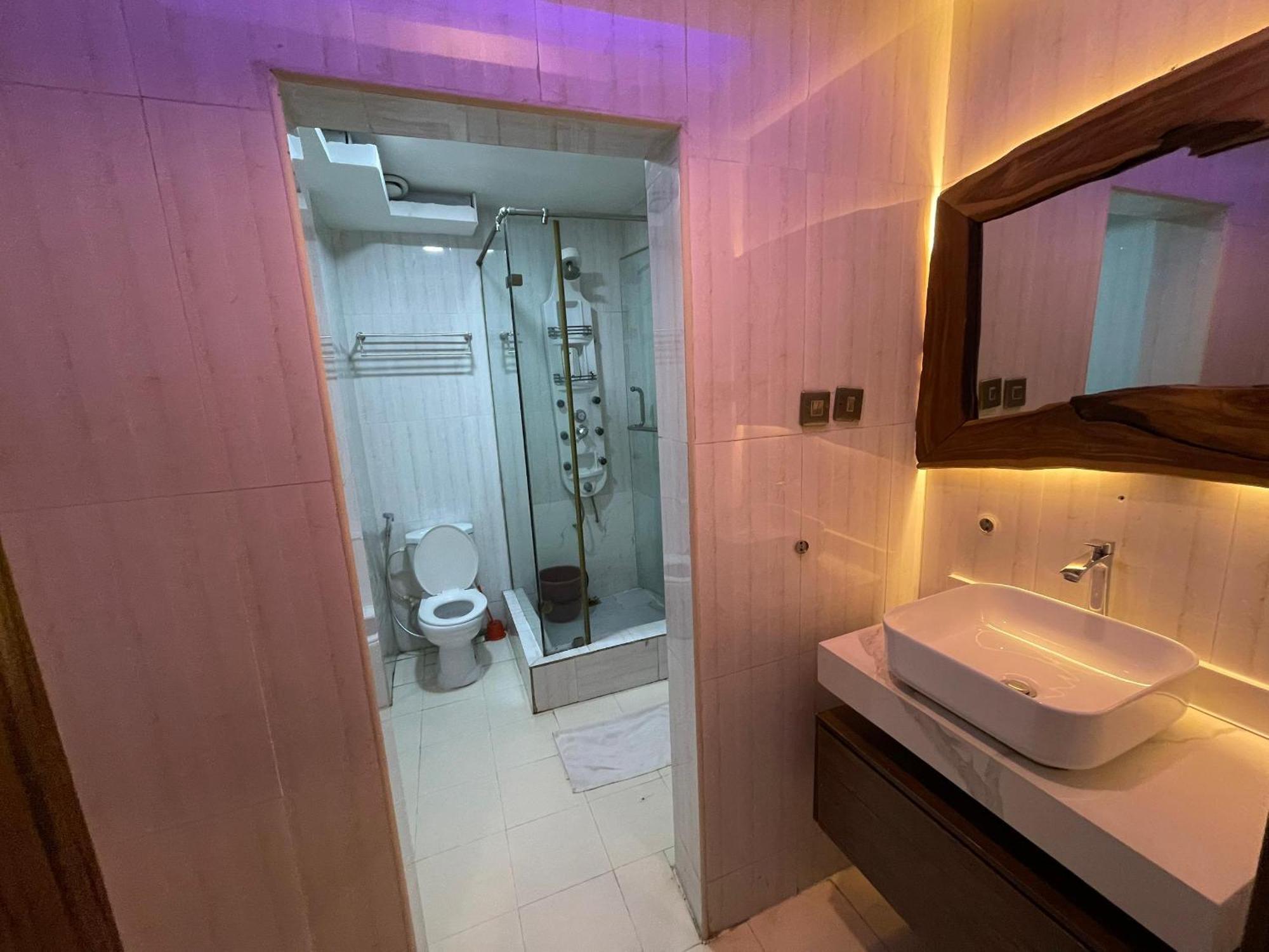 Presken Hotel At International Airport Road Ikeja Esterno foto